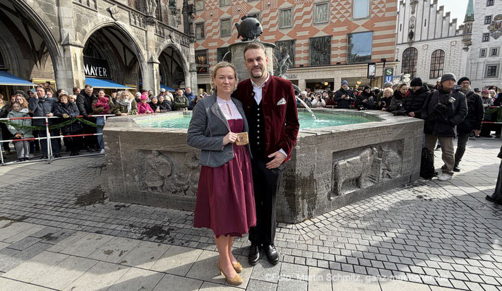 Marktkaufleute Prinzenpaar Sepp I. und Silvia I. beim traditionellen Geldbeutelwaschen am Fischbrunnen. (©Foto: Martin Schmitz) 